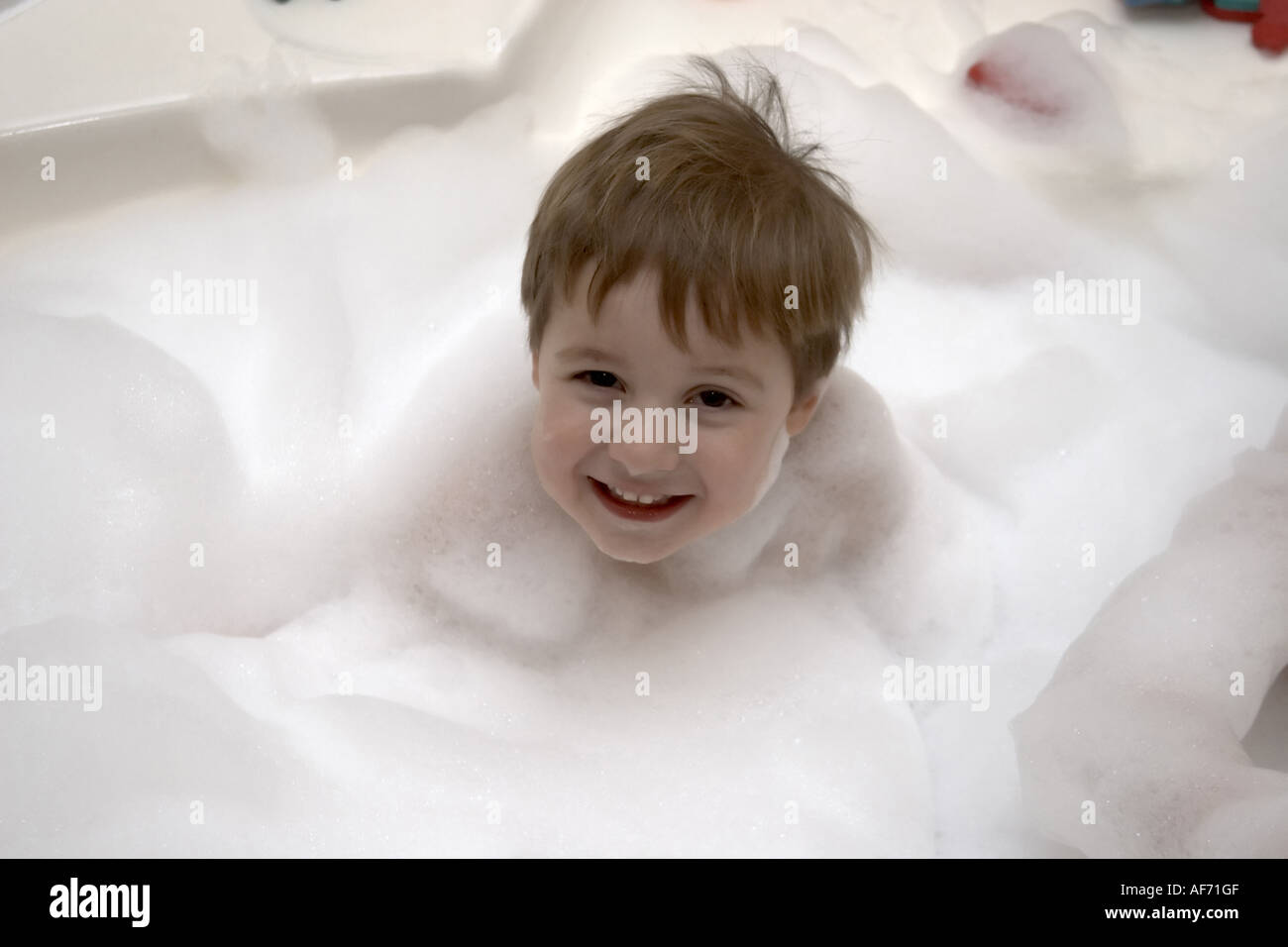 Jolie jeune garçon enfant smiling in spa baignoire jacuzzi ou en mousse  CJWH drôle amusant humour bande dessinée Photo Stock - Alamy