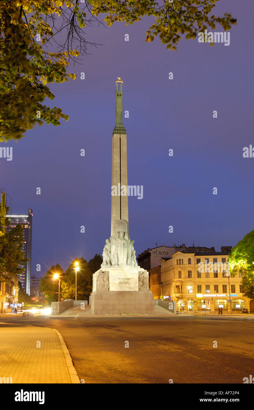 Monument de la liberté éclairée la nuit, Brivibas iela, Riga, Lettonie Banque D'Images