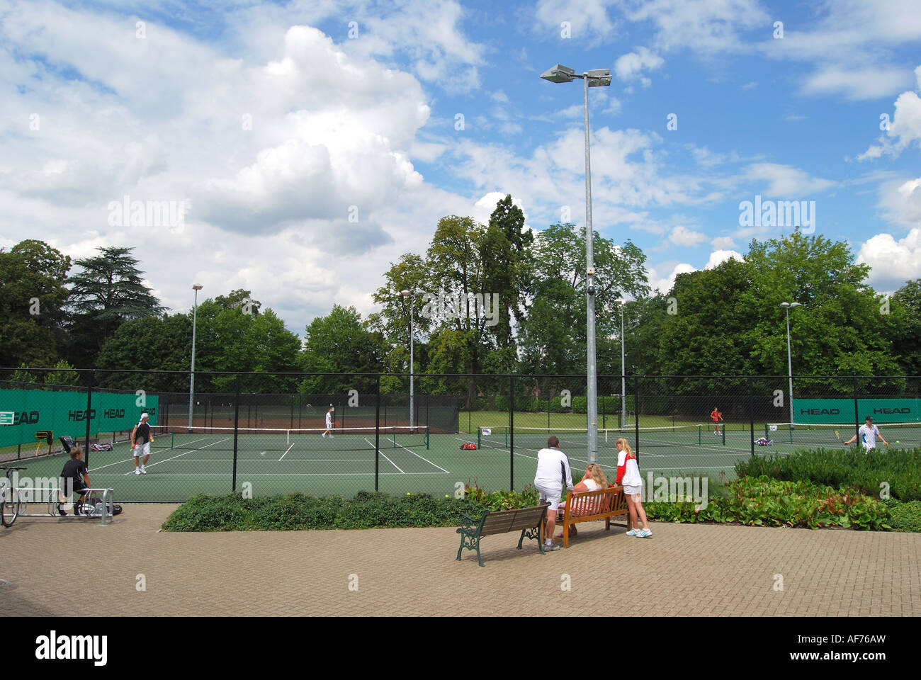 Courts de tennis, centre sportif national de Bisham Abbey, Bisham, Berkshire, Angleterre, Royaume-Uni Banque D'Images