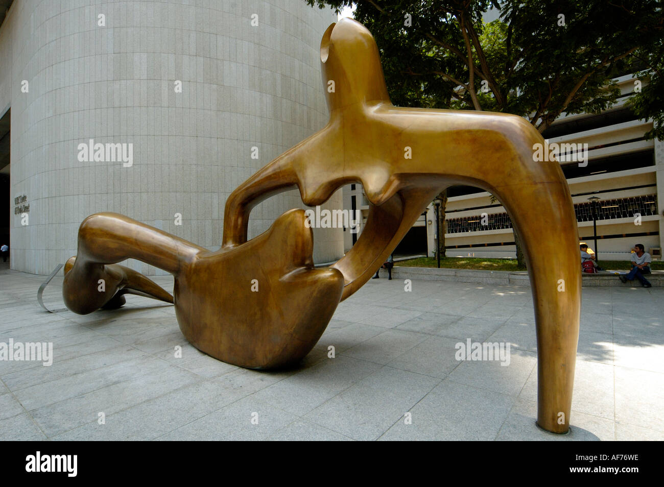 Henry Moore sculpture Figure inclinables en date du 1938 et installé à l'extérieur de la Banque OCBC Singapour en 1983 Banque D'Images