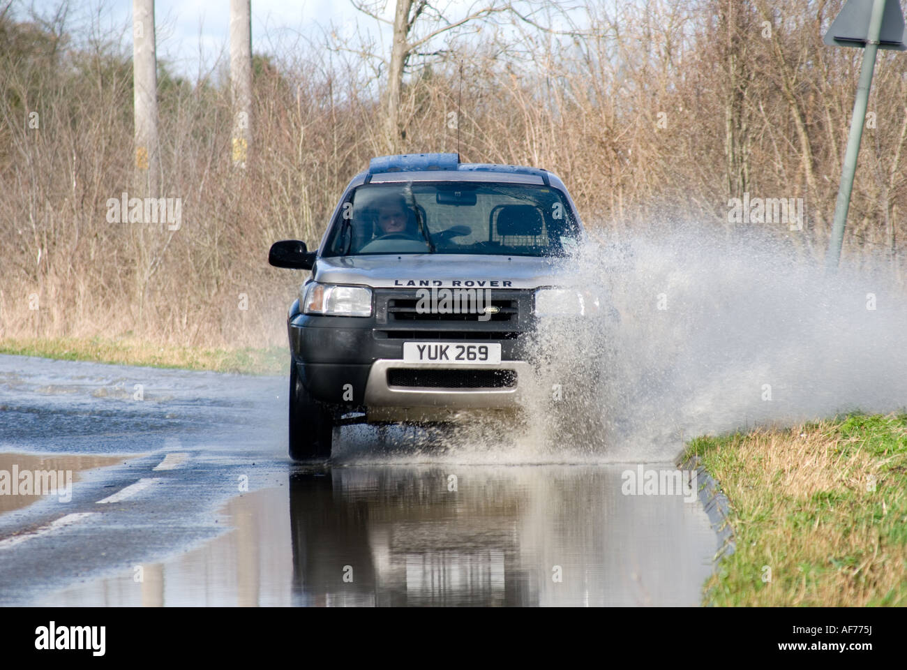 Land rover Freelander voiture roulant le long d'une route inondée dans l'Angleterre rurale Banque D'Images