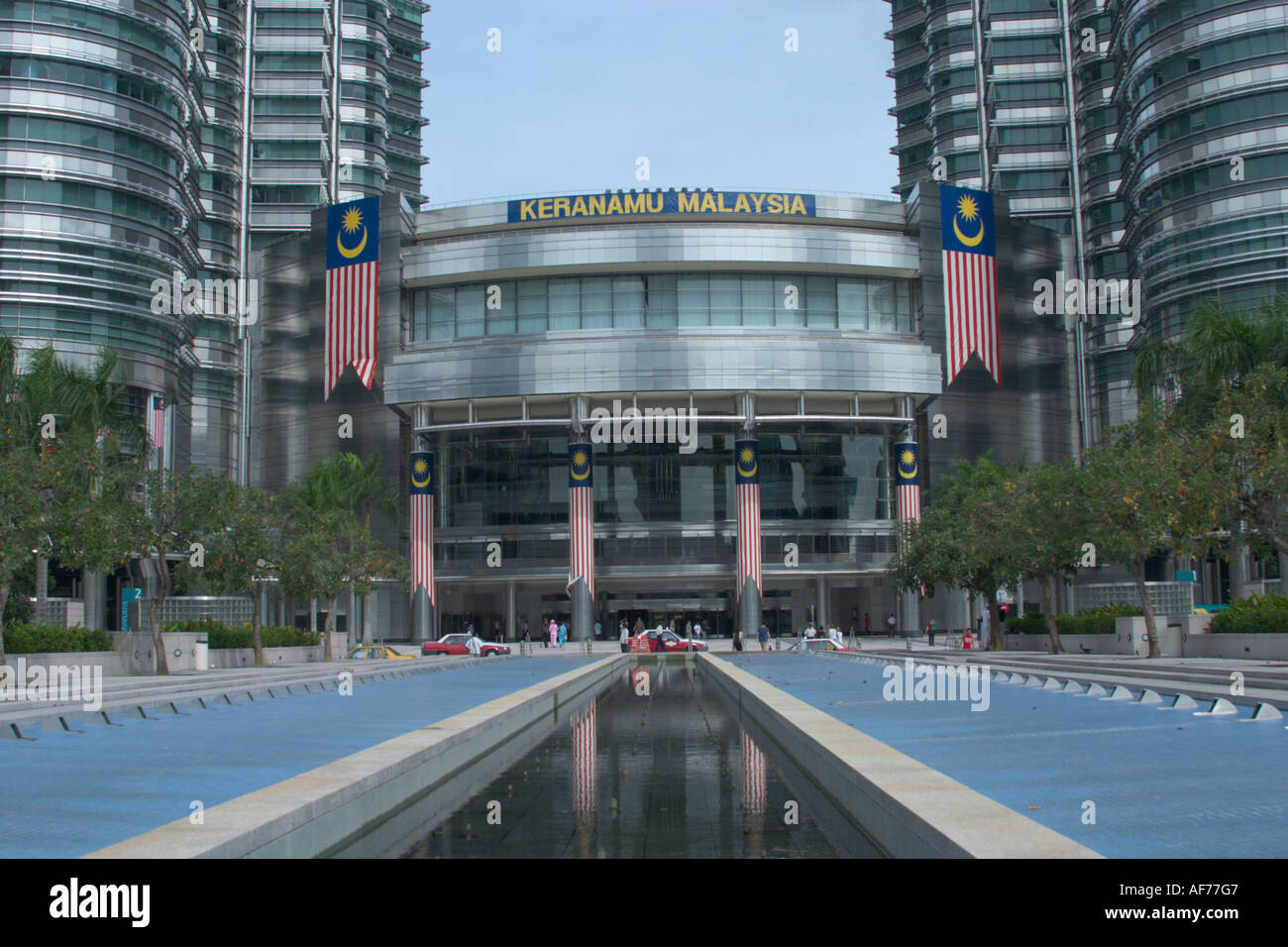 Base de Petronas Twin Towers avec drapeau malaisien Banque D'Images