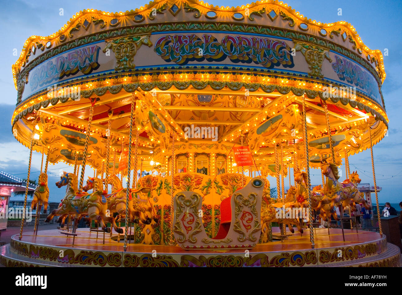 Fairground carousel ride au crépuscule Weymouth Dorset Banque D'Images