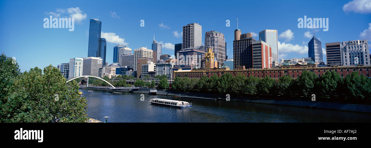 L'Australie. Victoria. Melbourne. Vue sur la ville à travers la rivière Yarra. Banque D'Images