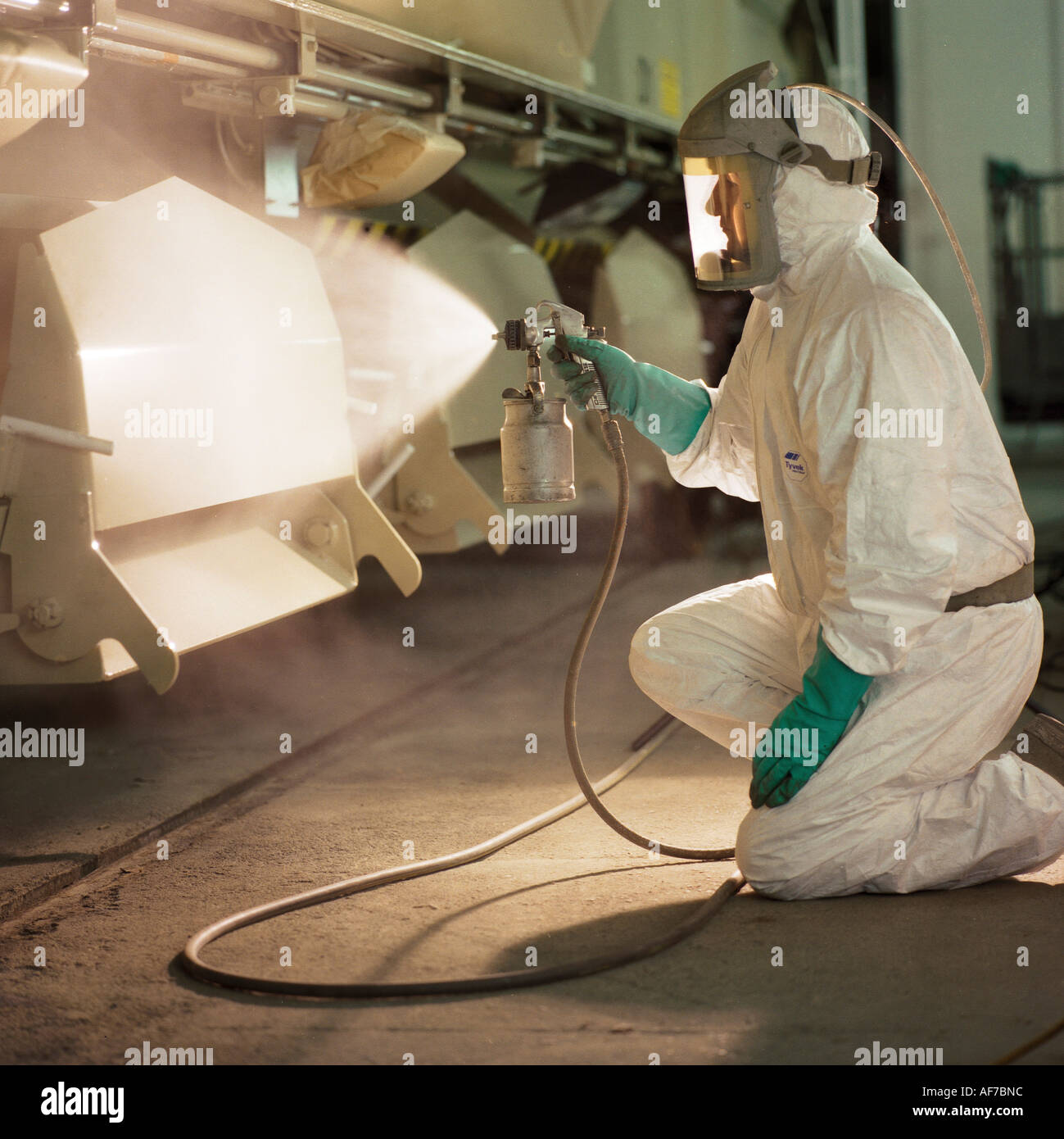 L'homme dans des vêtements de pistolage de côté de locomotive wagon. Banque D'Images