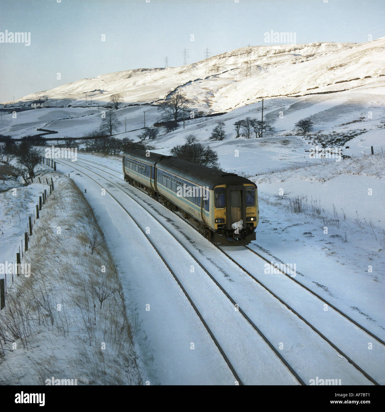Train de banlieue en neige. L'Angleterre. Banque D'Images