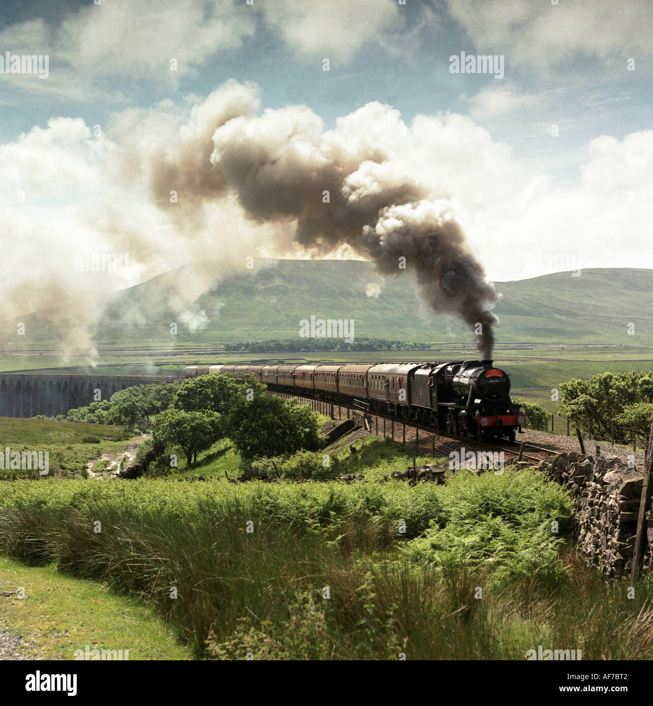 Train à vapeur locomotive en campagne. Le Yorkshire. L'Angleterre. Banque D'Images