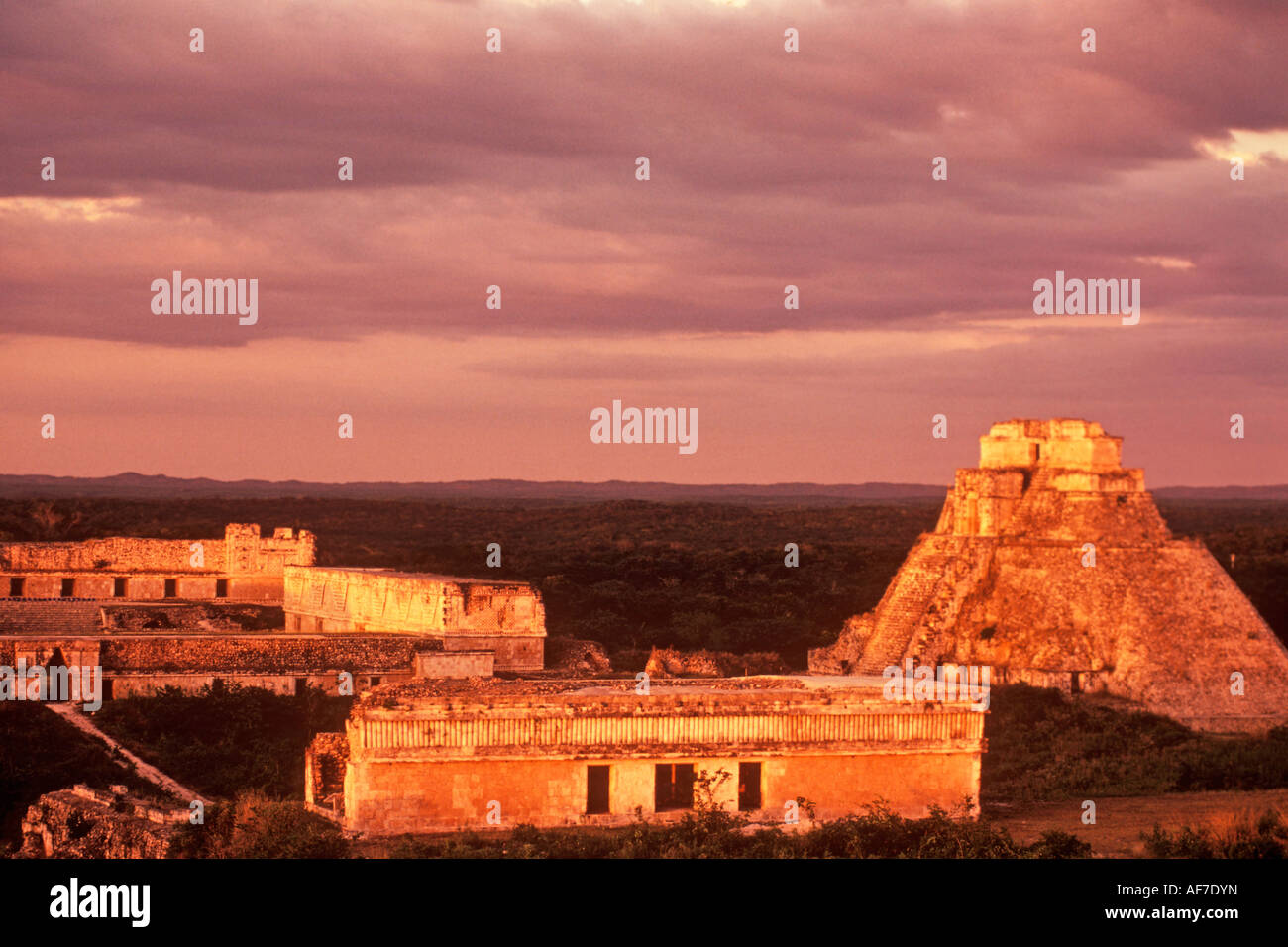 Tempête sur les ruines Indiennes mayas d'Uxmal Péninsule du Yucatan Mexique Banque D'Images