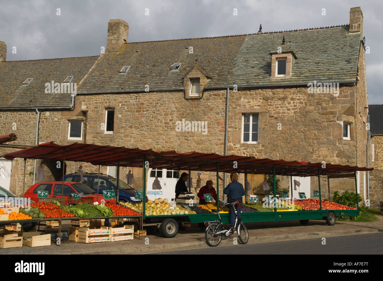Marché agricole, légumes frais produits localement au marché hebdomadaire de samedi Barfleur, Normandie, Péninsule du Cotentin, France HOMER SYKES Banque D'Images