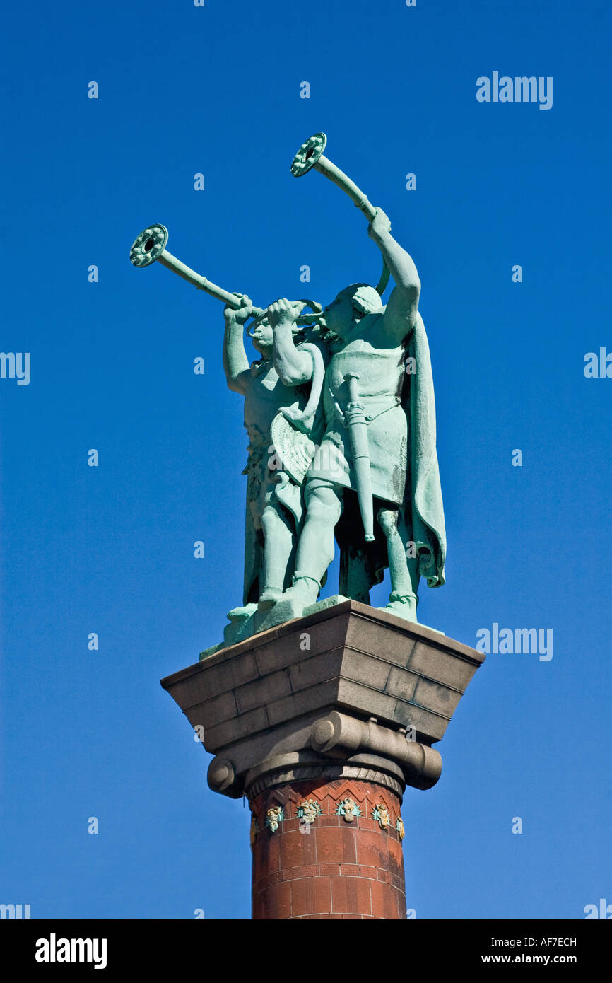 Radhuspladsen Statue de deux Vikings soufflant lurs (CORS), Copenhague (Kobehavn), Danemark, Scandinavie, Europe Banque D'Images