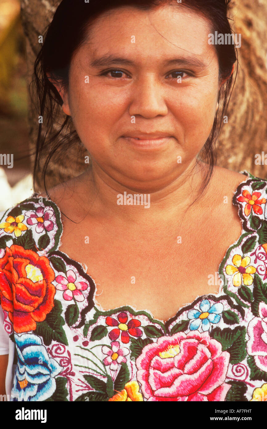 Femme portant un Indien maya El huipil Pocito Péninsule du Yucatan Mexique Banque D'Images