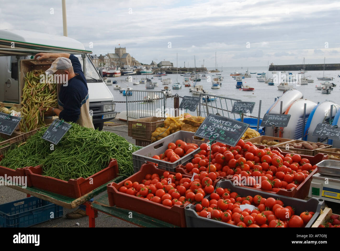 Marché agricole, légumes frais produits localement au marché hebdomadaire de samedi Barfleur, Normandie, Péninsule du Cotentin, France HOMER SYKES Banque D'Images