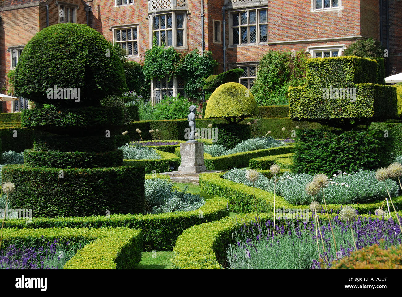 Des haies et jardins de topiaires Great Fosters Hotel, Egham, Surrey, Angleterre, Royaume-Uni Banque D'Images