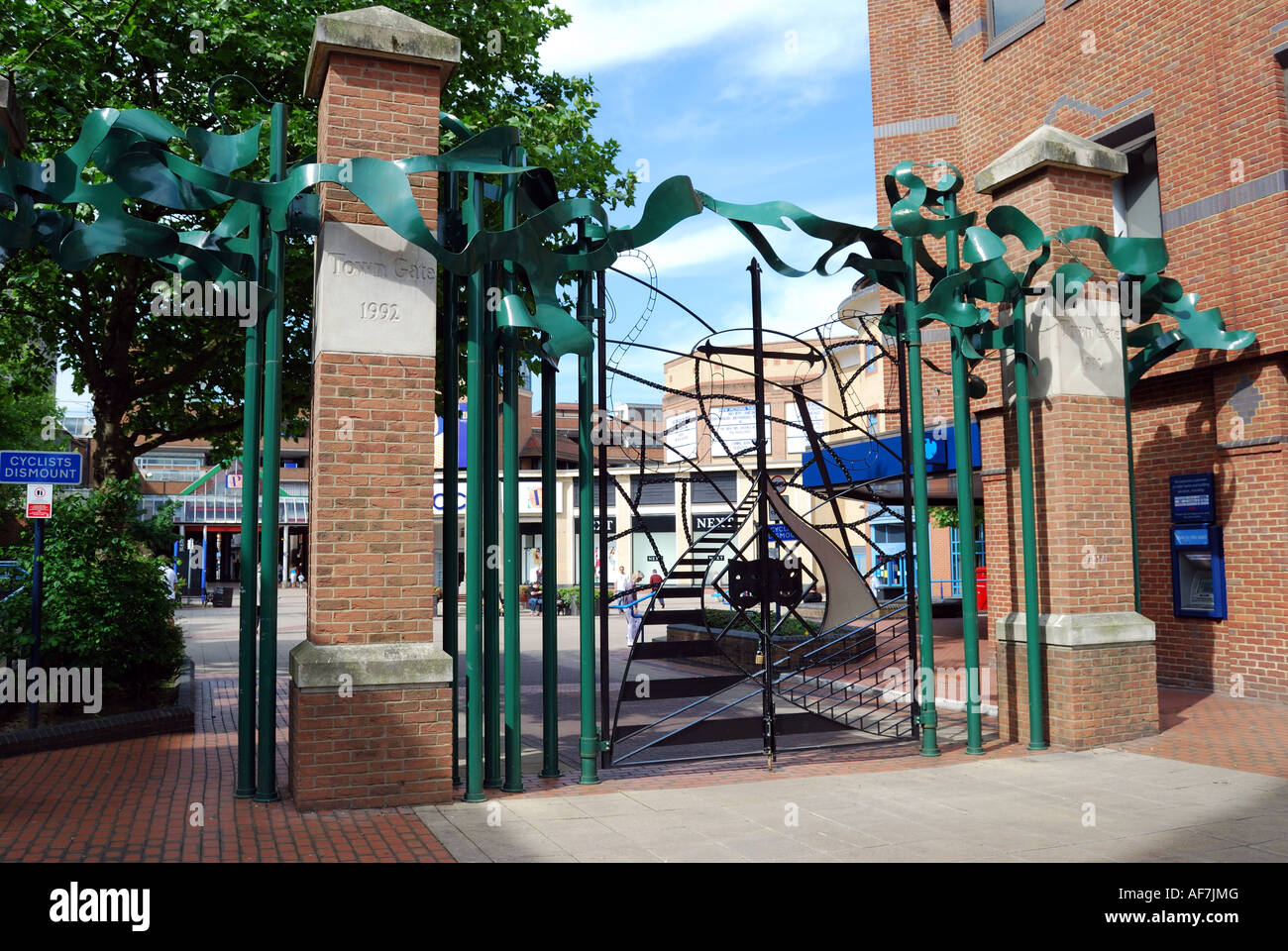 'La Porte' conçu par Alan Dawson, Town Square, Woking, Surrey, Angleterre, Royaume-Uni Banque D'Images