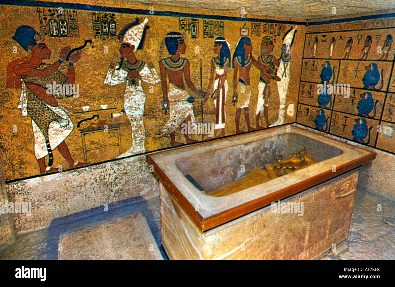 Tombeau de Toutankhamon KV62 chambre funéraire avec sarcophage et peintures de tombeau - le mur nord de la chambre funéraire montrant Toutankhamon suivi par le sien Banque D'Images Tombeau de Toutankhamon KV62 chambre funéraire avec sarcophage et peintures de tombeau - le mur nord de la chambre funéraire montrant Toutankhamon suivi par le sien Banque D'Images