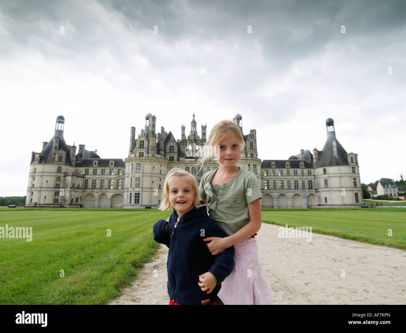 Deux enfants enfants filles soeurs posant devant le château de Chambord château vallée de la loire france Banque D'Images