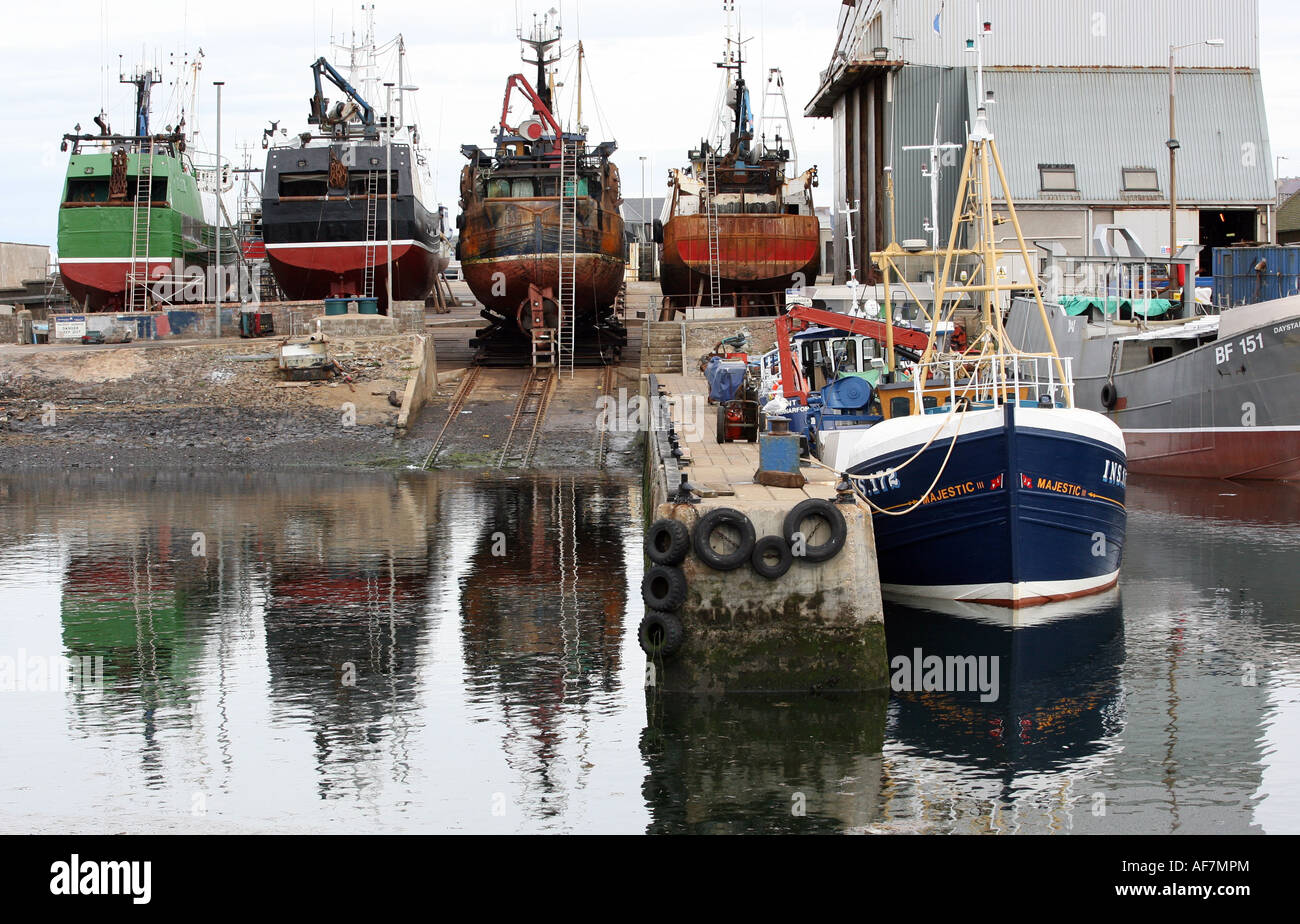 Bateaux de pêche en cours de réparation hors de l'eau au port de Macduff, Aberdeenshire, Scotland UK Banque D'Images