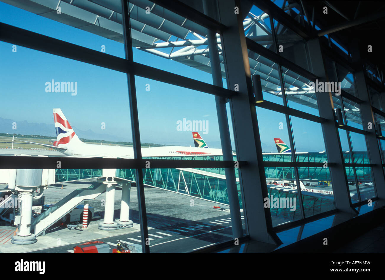 Les avions en face de la salle d'embarquement à l'aéroport de Cape Town à Cape Town Afrique du Sud Banque D'Images