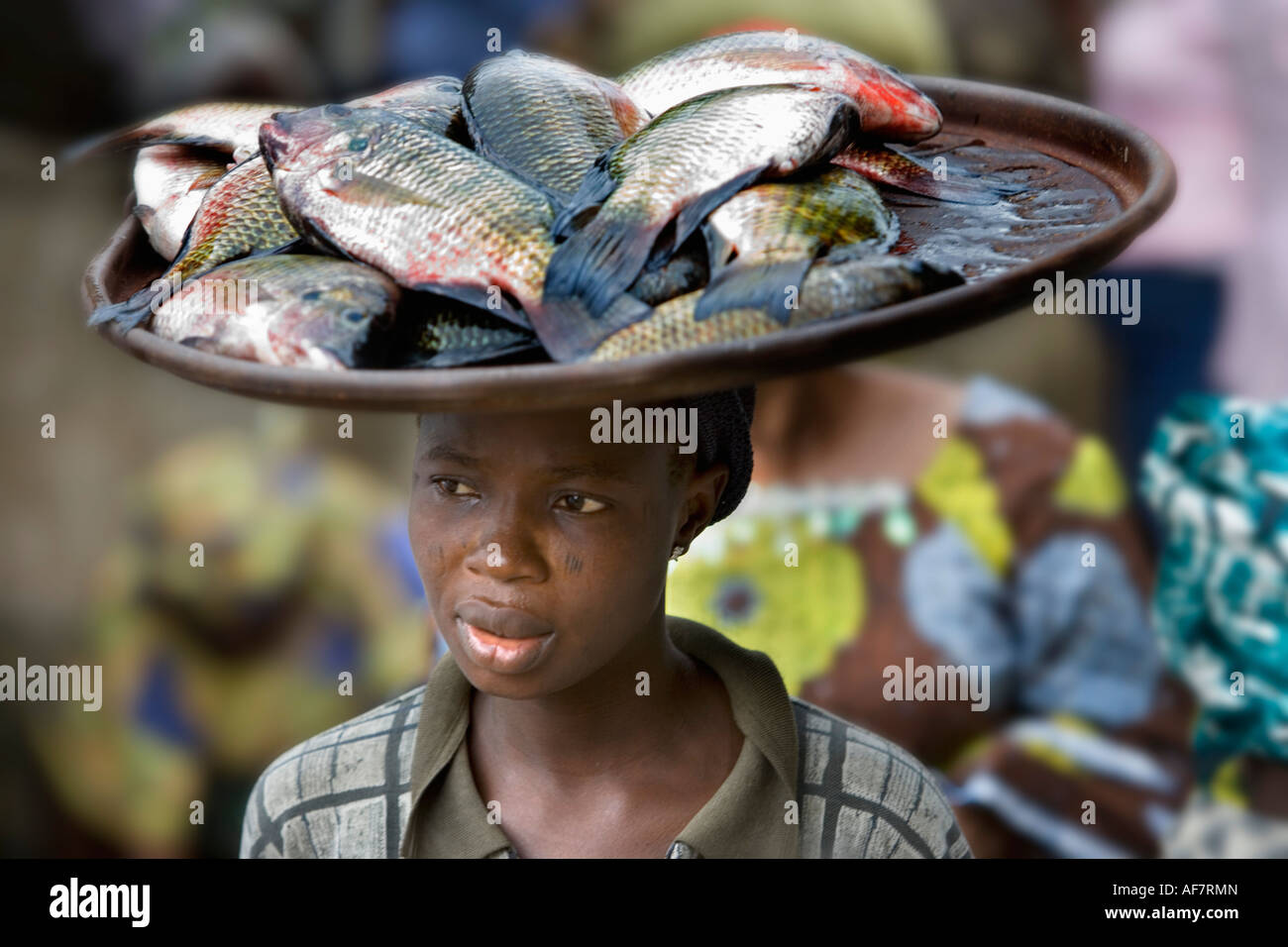 Nigeria Lagos Femme transportant du poisson au marché intérieur Banque D'Images