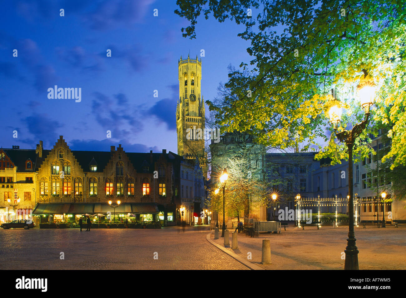 La place Burg et Beffroi de nuit Vieille Ville Brugge Belgique Banque D'Images