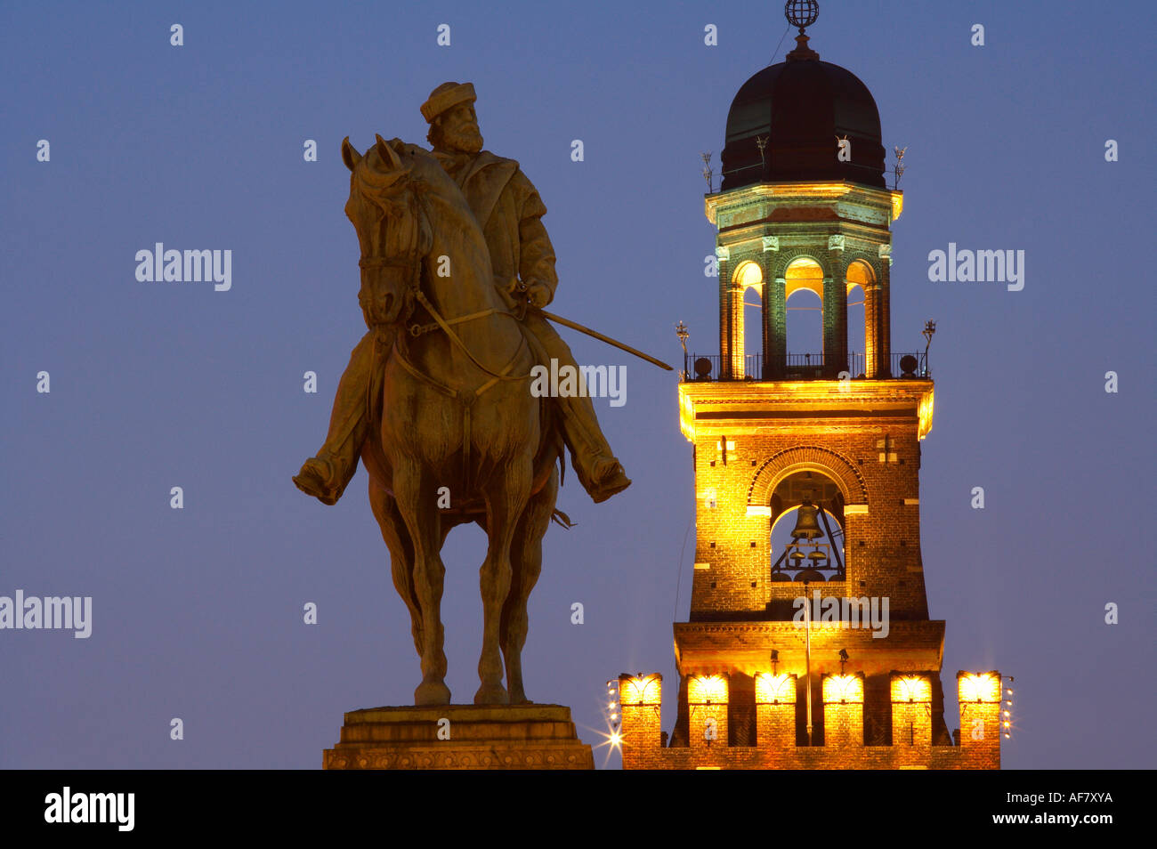 Une statue de Garibaldi en face de Castello Sforzesco à Milan Lombardie Italie nuit NR Banque D'Images