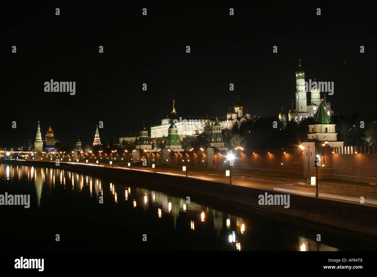 Nuit vue sur le Kremlin de Moscou et du Kremlin wall et rivière 2 Banque D'Images