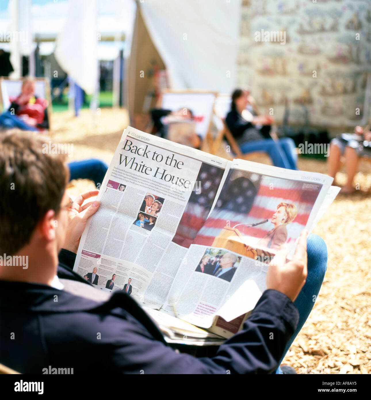 Un homme lisant l'article du journal de l'Observateur "Retour à la Maison Blanche" Hillary Clinton pourrait devenir président Hay Festival UK 2006 KATHY DEWITT Banque D'Images