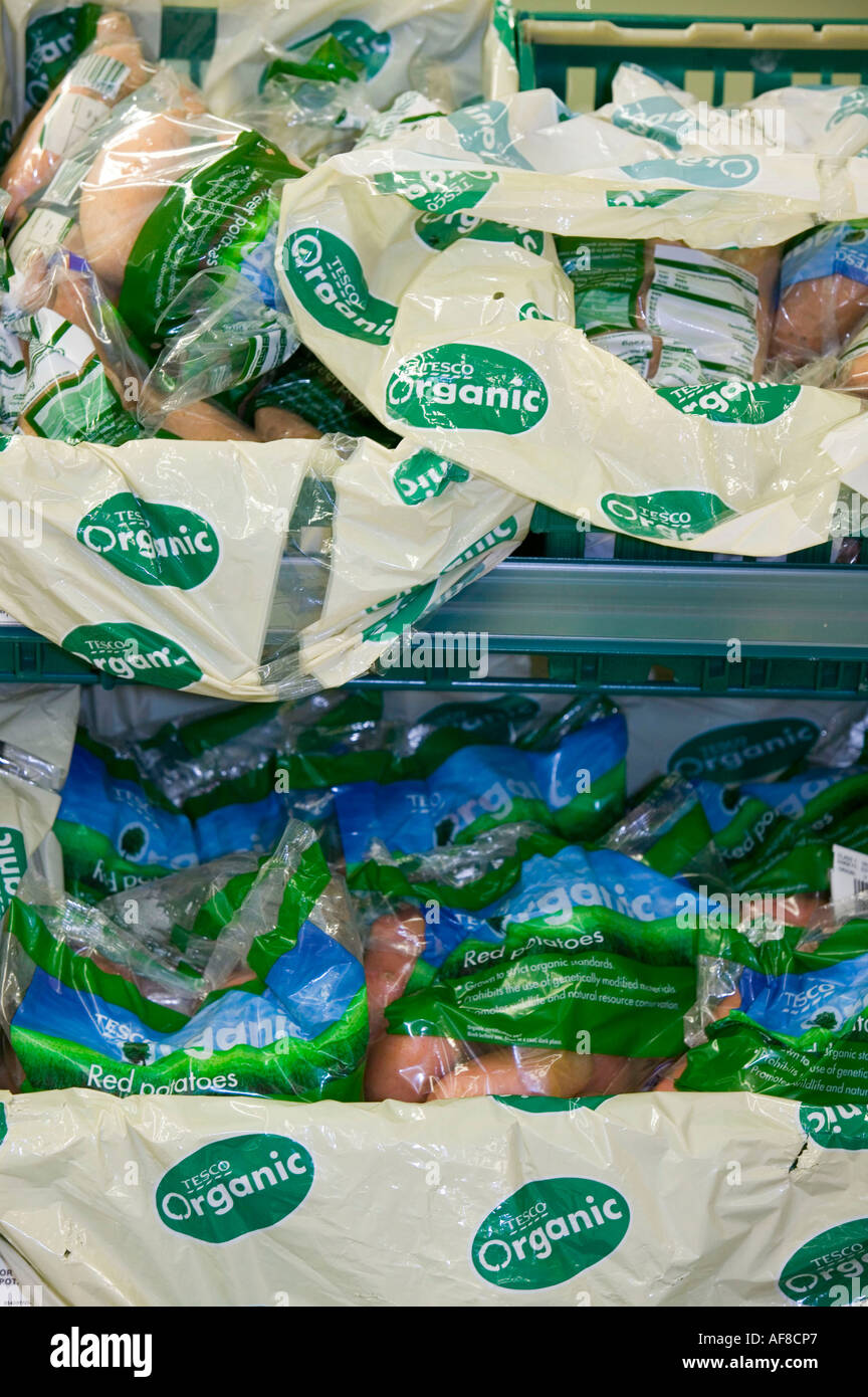 Des légumes bio en vente dans un supermarché de Tesco, Carlisle, Cumbria, Royaume-Uni Banque D'Images