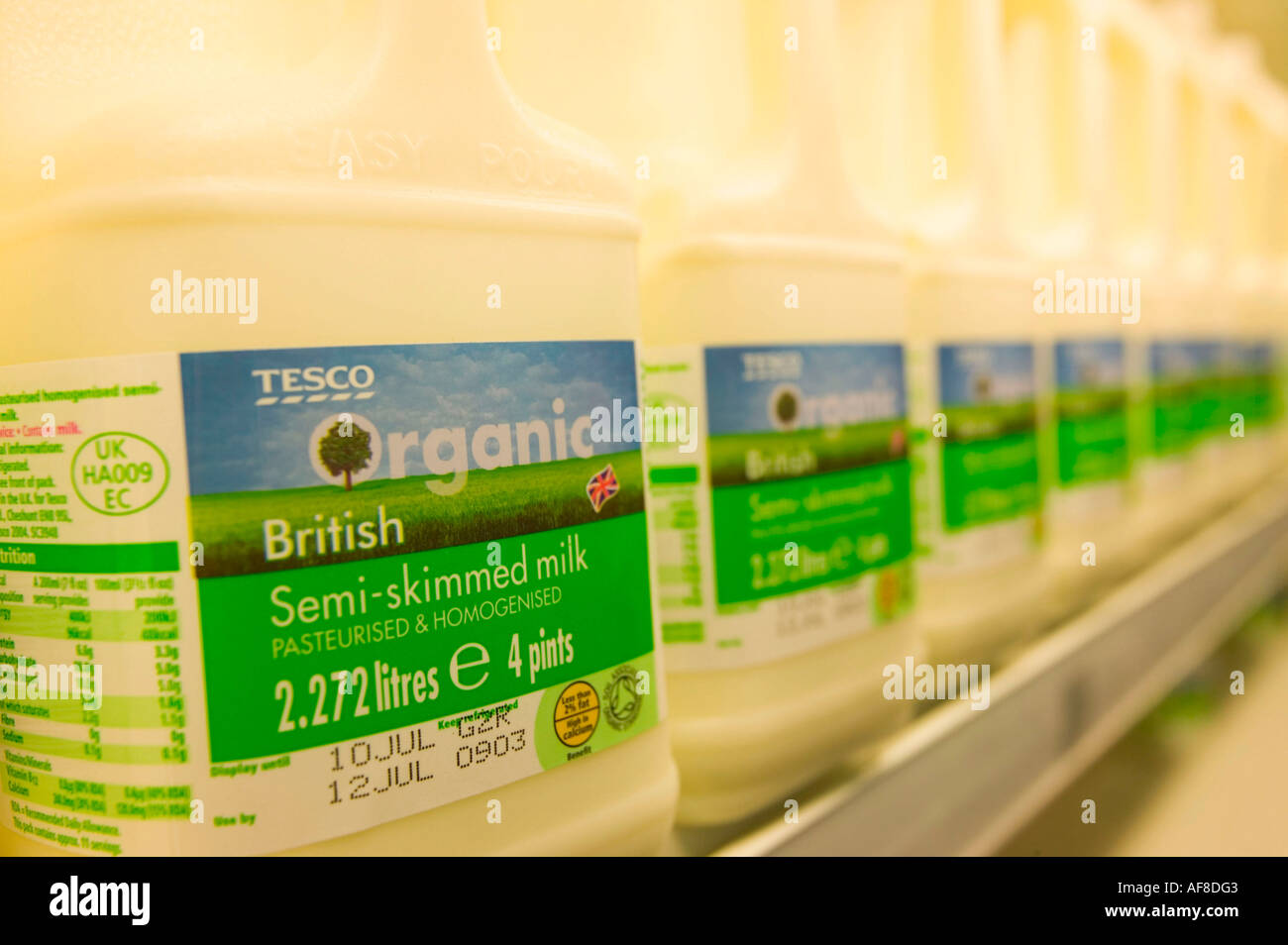 Lait biologique en vente à un magasin Tesco, Carlisle, Royaume-Uni Banque D'Images