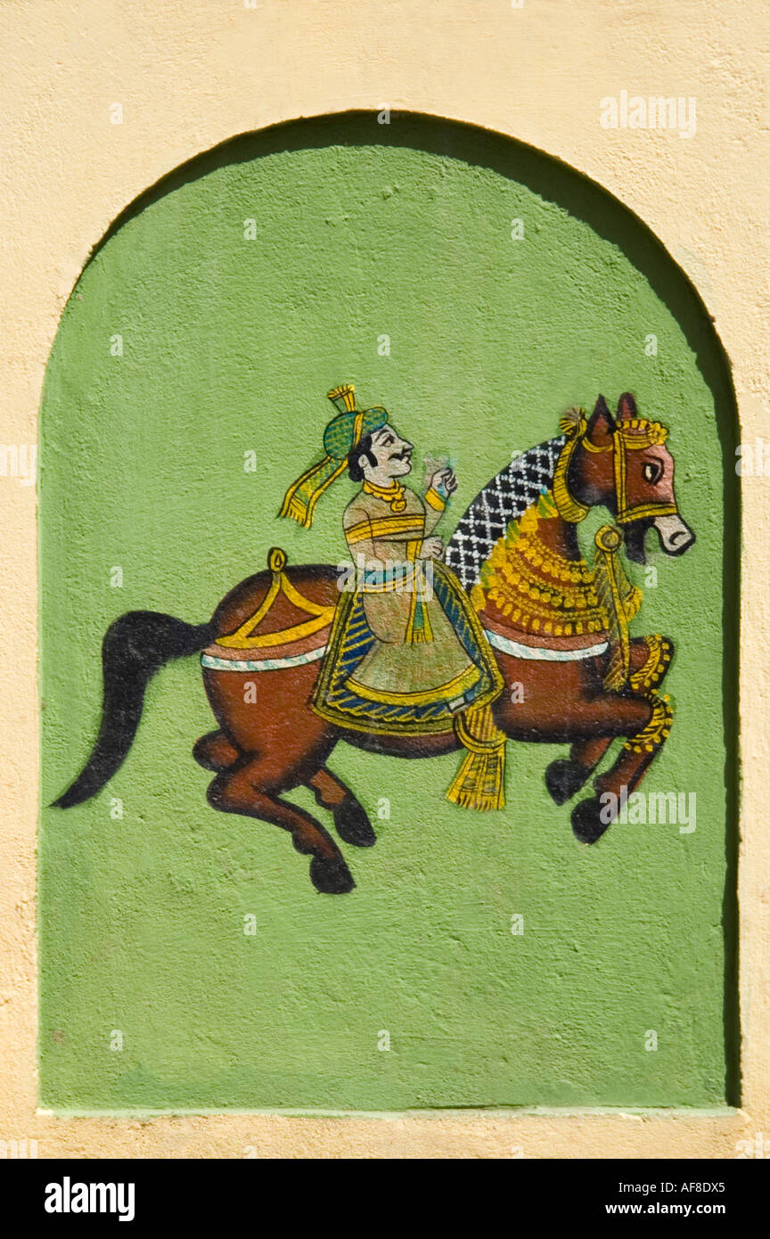 Close up vertical typique de l'art du Rajasthan, un cheval et cavalier, peint sur un mur à l'extérieur d'une maison. Banque D'Images
