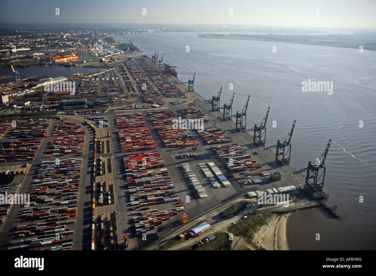 Photo aérienne de Bremerhaven, port de conteneurs à l'embouchure de la rivière Weser Banque D'Images