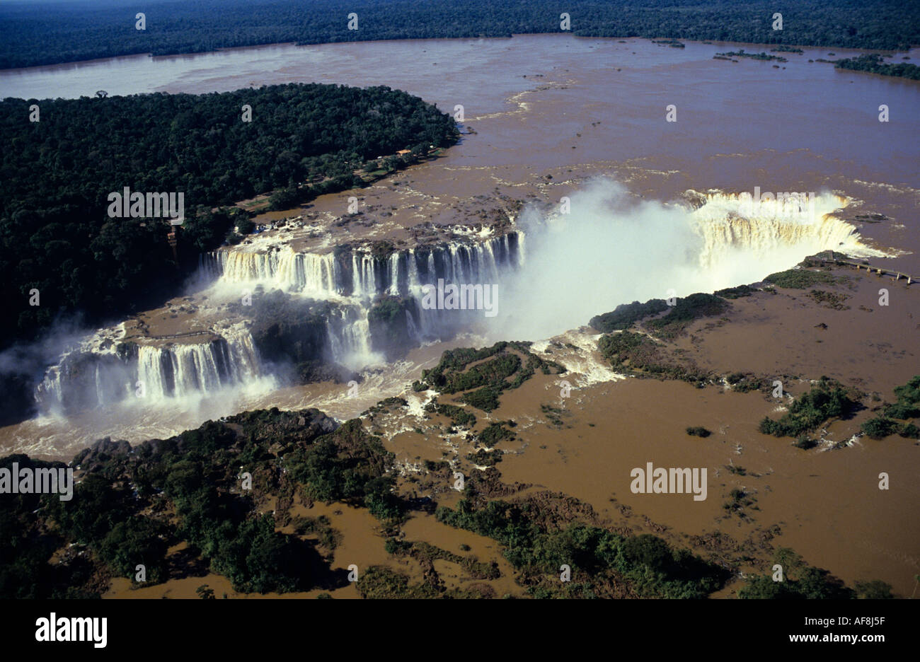 Vue aérienne classique par-dessus la rivière Iguaçu chutes d'Iguaçu et paysage de forêt tropicale à la frontière du Brésil et l'Argentine Banque D'Images