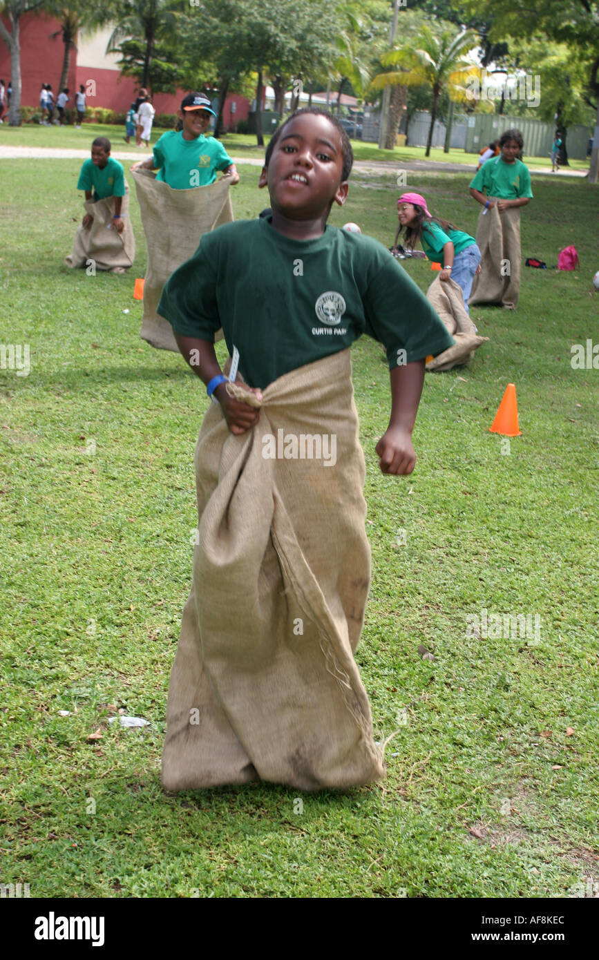 Miami Florida, Hadley Park, Miami Dade County Parks Summer Camp Program, course de sacs de pommes de terre, Black Blacks Africains ethnie minoritaire, garçons lad lads Banque D'Images