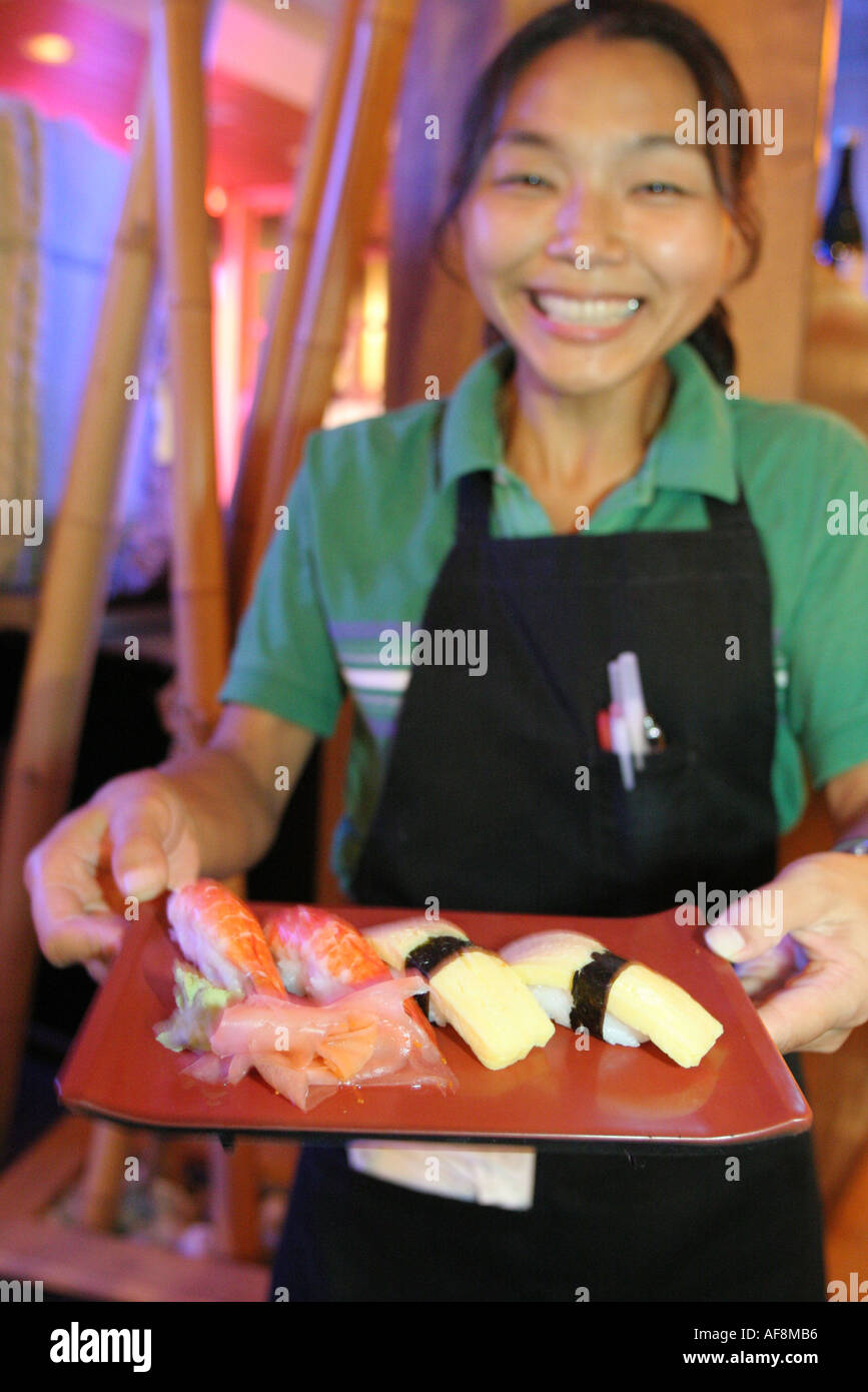 Miami Beach Florida, Alton Road, Yokos Japanese, restaurant restaurants restaurants repas manger dehors café cafés bistrot, serveuse asiatique, serveur, restaurant Banque D'Images