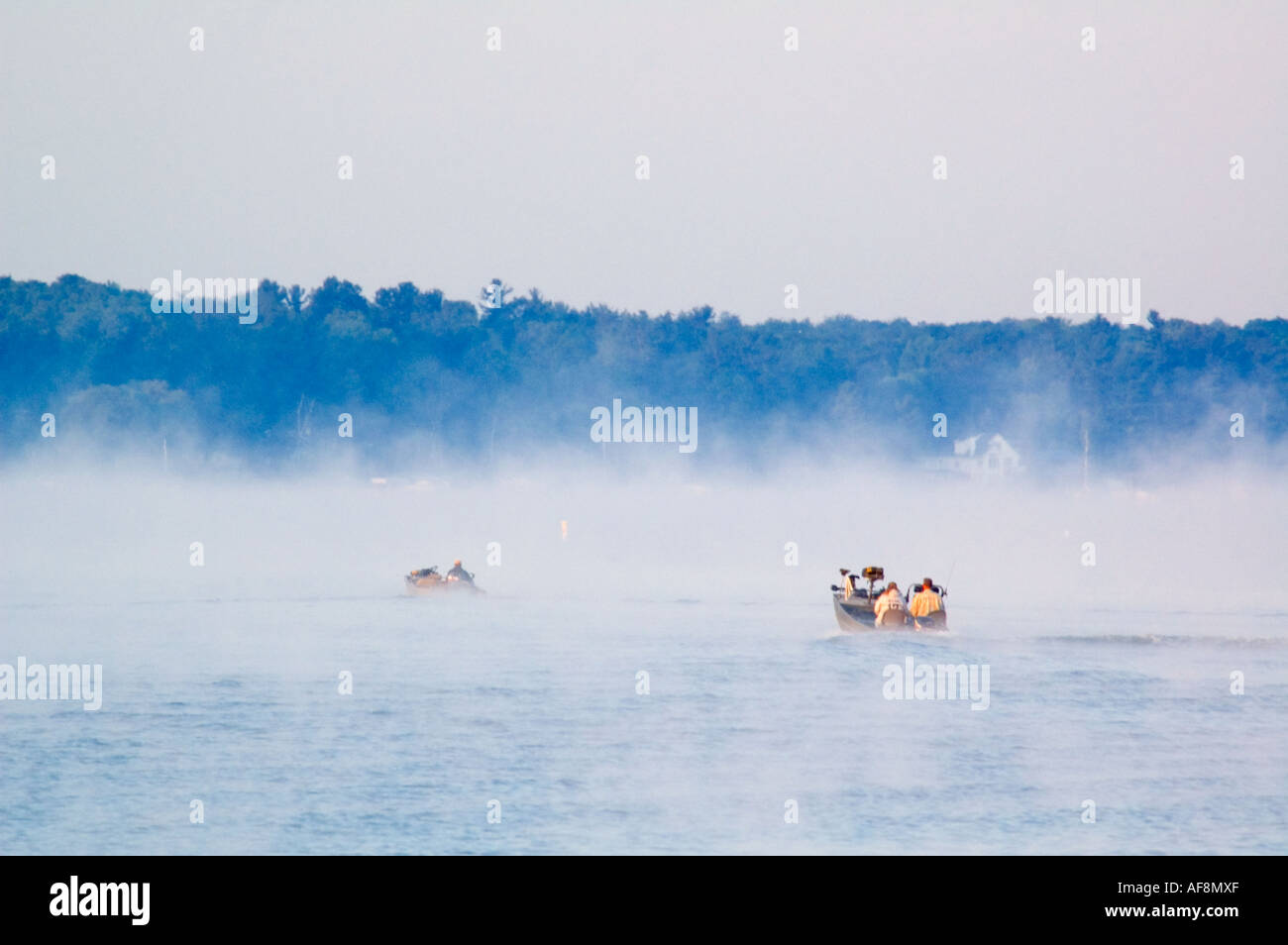 Les pêcheurs la tête dans le Grand lac tôt le matin Banque D'Images