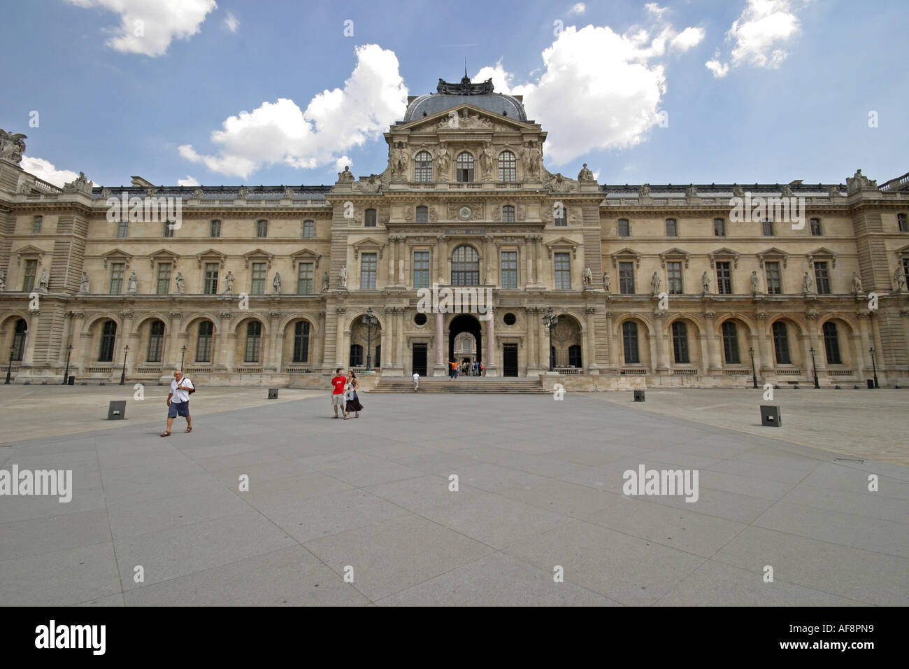 Une photographie du Musée du Louvre à partir de la pyramide de verre Banque D'Images