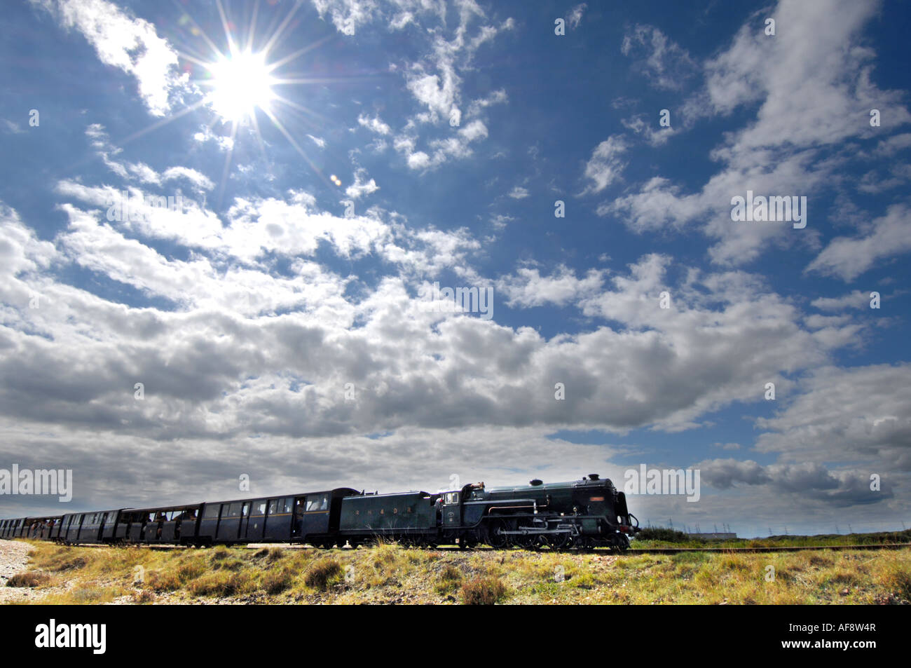 Miniature Romney Hythe et Dymchurch 15 inch gauge steam railway courses sur Romney Marsh, Kent. Banque D'Images