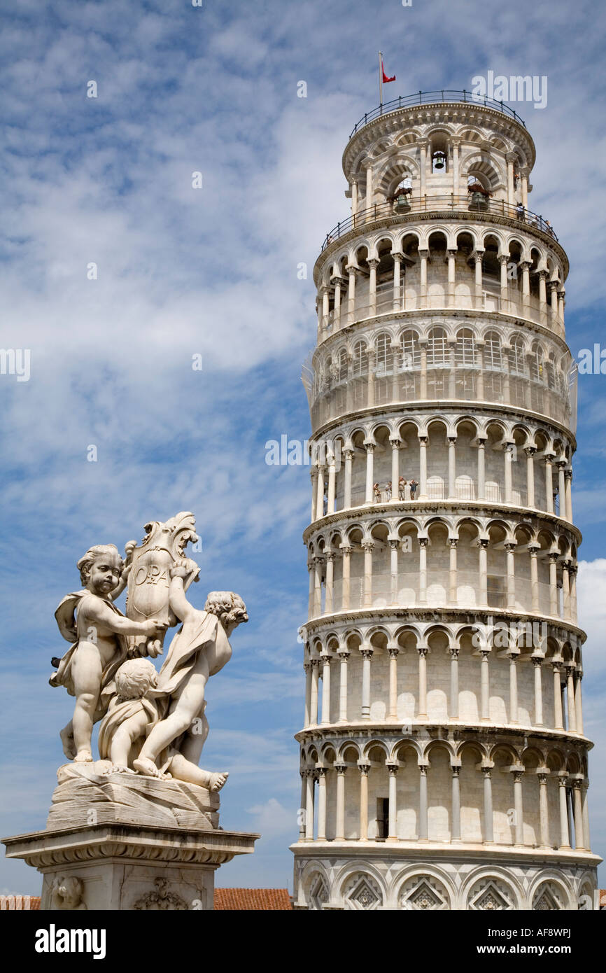 Les Chérubins en face de la tour penchée à Campo di Miracoli domaine de Miracles Pise Toscane Italie Banque D'Images