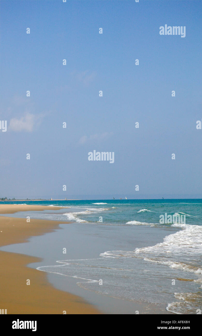 La plage de Barra avec les dhows naviguent en la distance et petites vagues lave jusqu'à la plage Banque D'Images