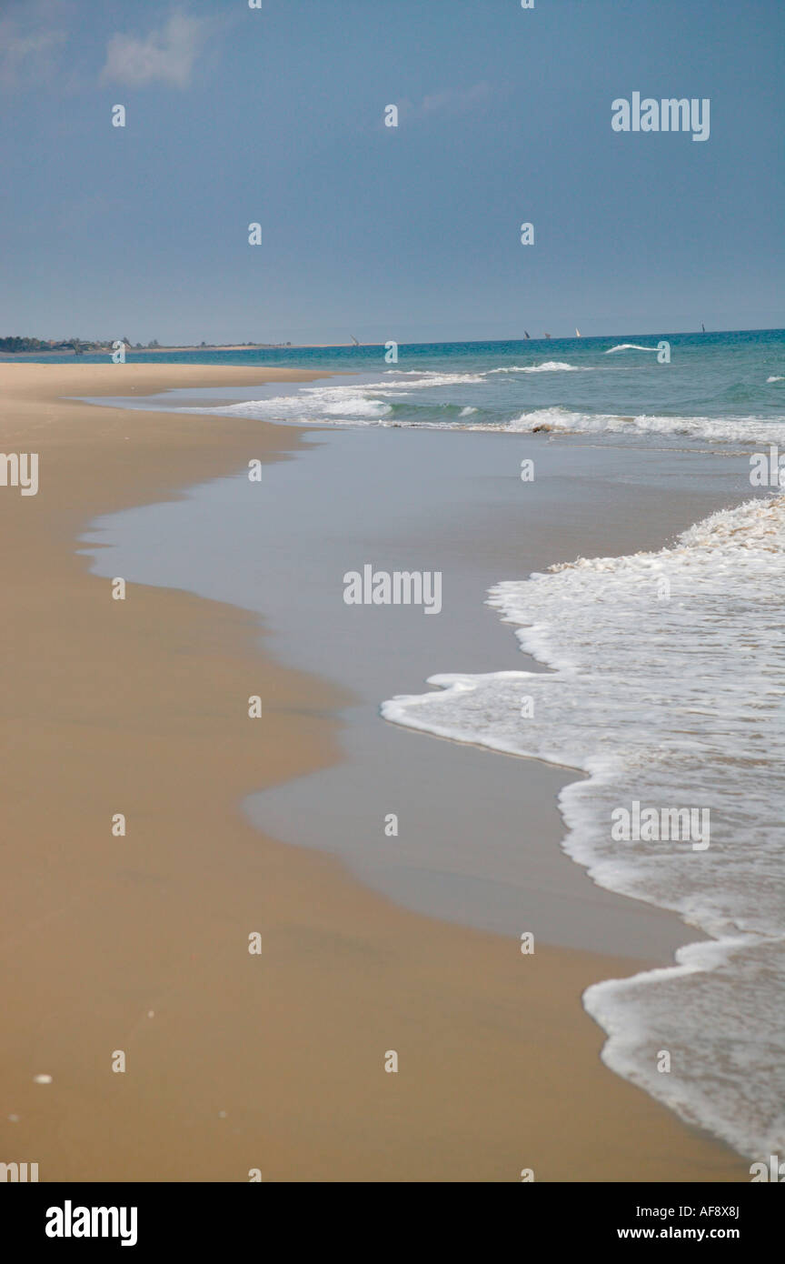 La plage de Barra avec les dhows naviguent en la distance et petites vagues lave jusqu'à la plage Banque D'Images
