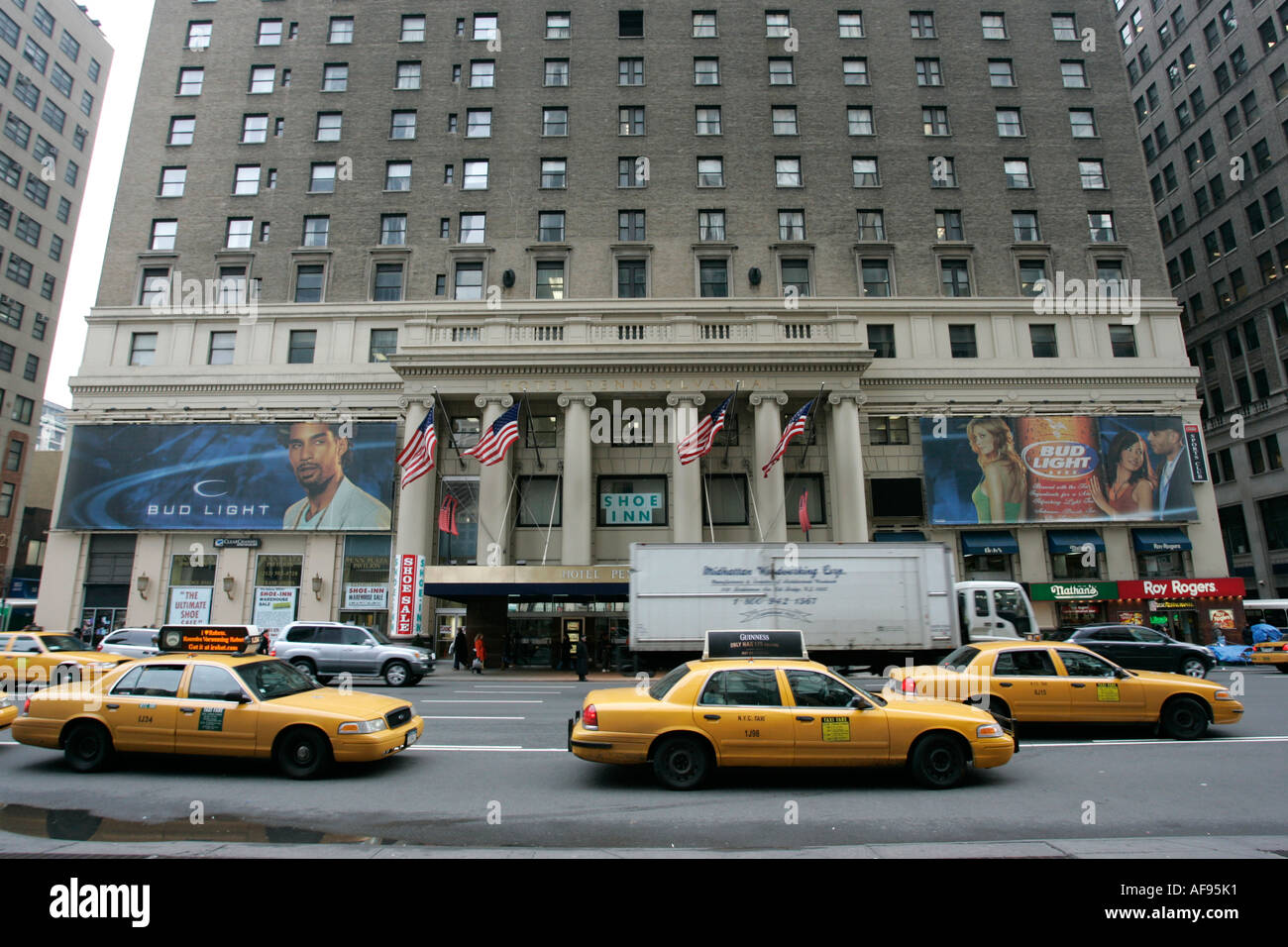 Les taxis jaunes au-delà de New York sur la 7ème avenue à l'extérieur de l'hôtel Madison square garden new york city new york USA Banque D'Images