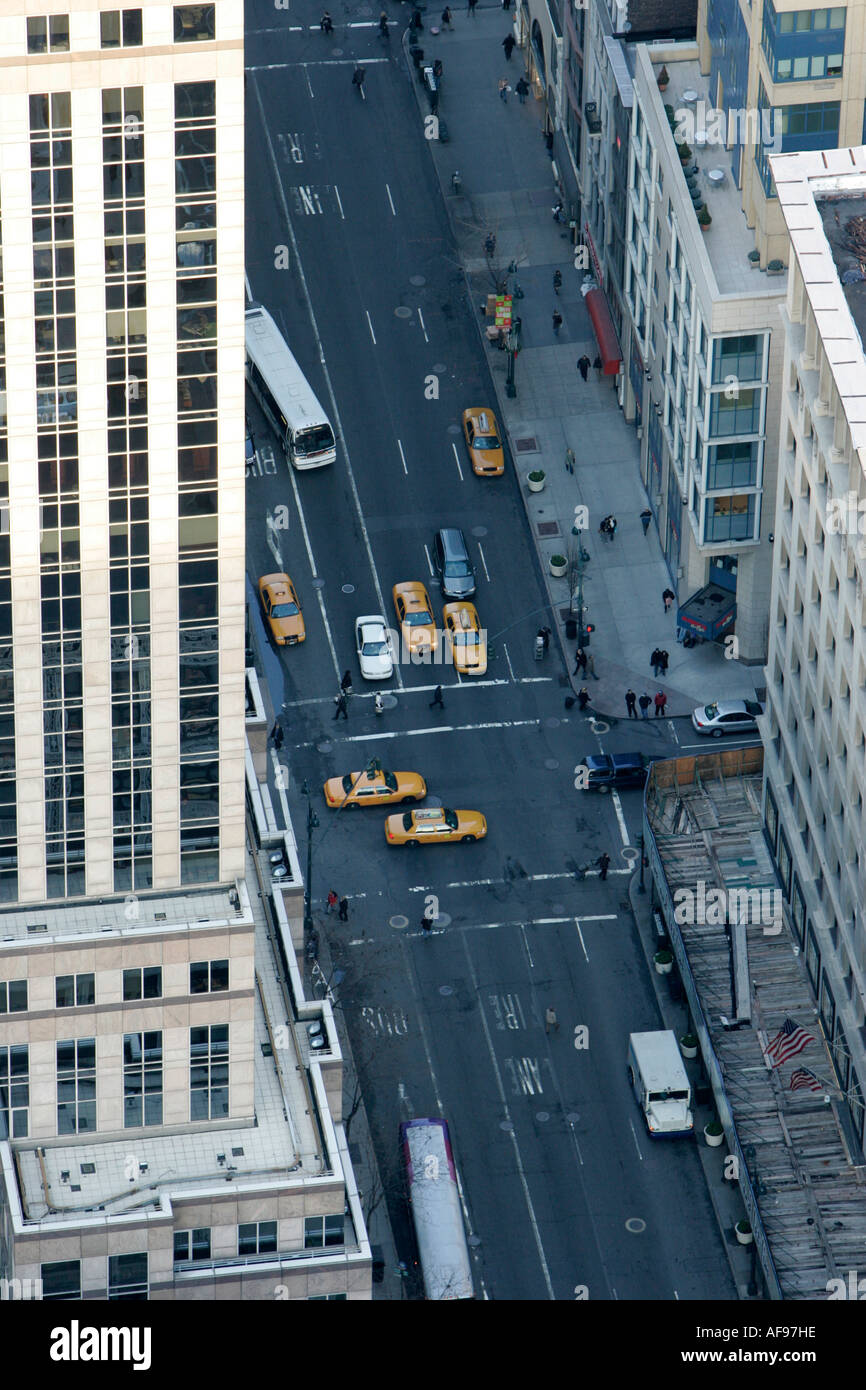 Vue vers le bas de la cinquième avenue à partir de la 5e avenue 86e étage terrasse d'observation près du haut de l'empire state building Banque D'Images