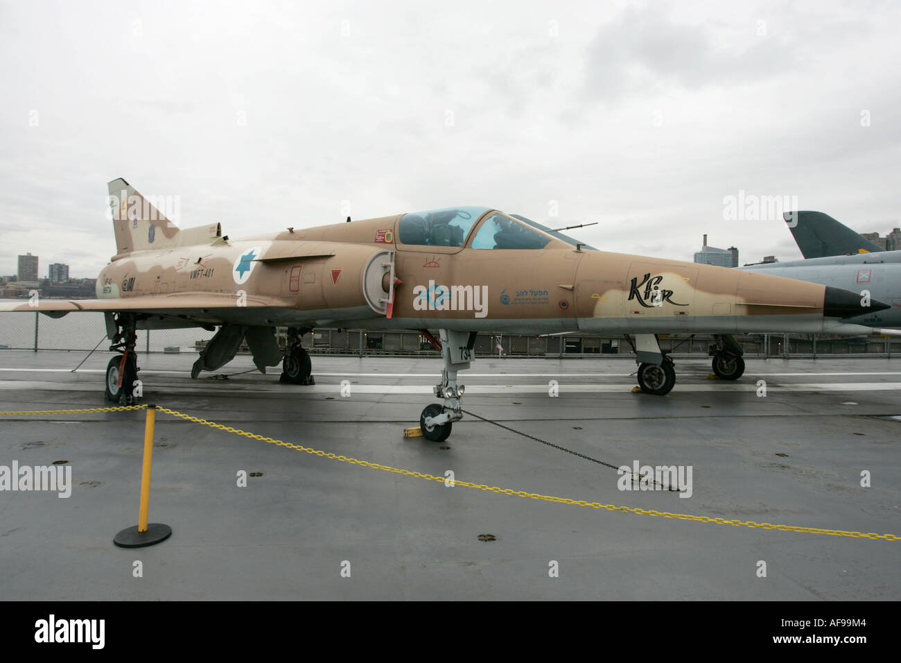 Israel Aircraft Industries Kfir sur sur l'affichage d'envol à l'Intrepid Sea Air Space Museum Banque D'Images