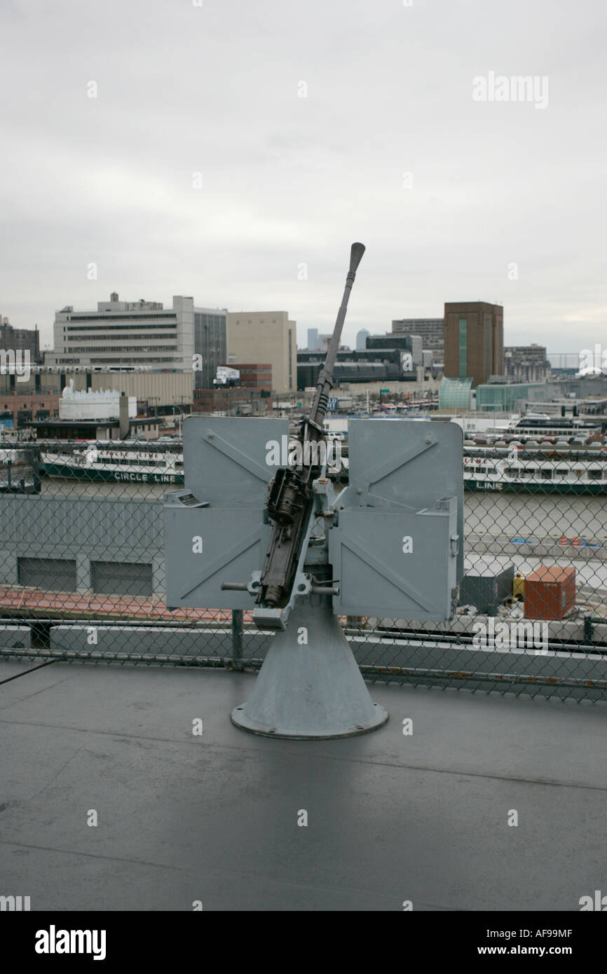 Canons sur le pont de l'USS Intrepid à l'Intrepid Sea Air Space Museum new york new york USA Banque D'Images