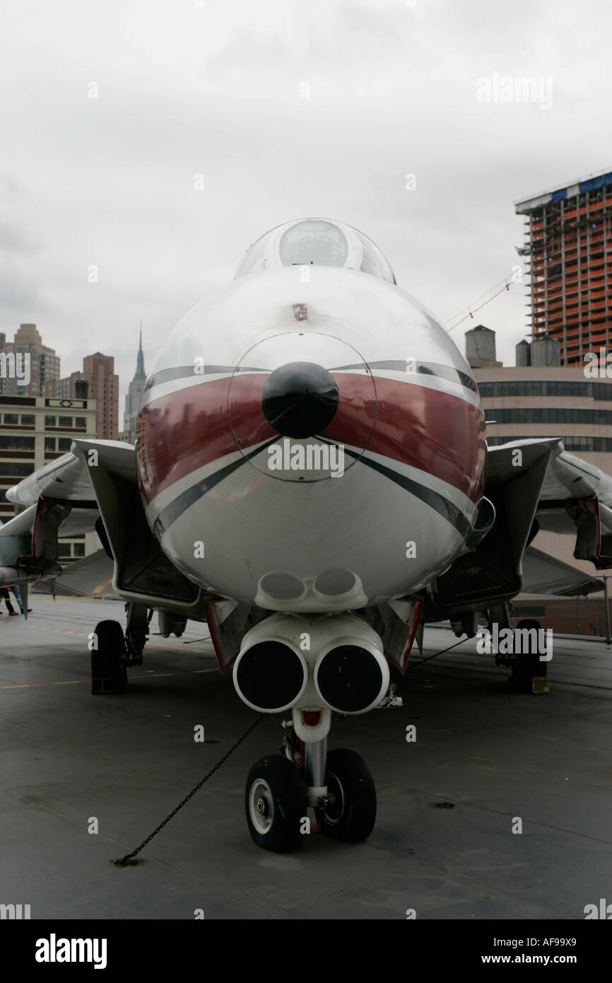 Grumman F 14 Tomcat sur le poste de pilotage de l'USS Intrepid à l'Intrepid Sea Air Space Museum new york new york USA Banque D'Images