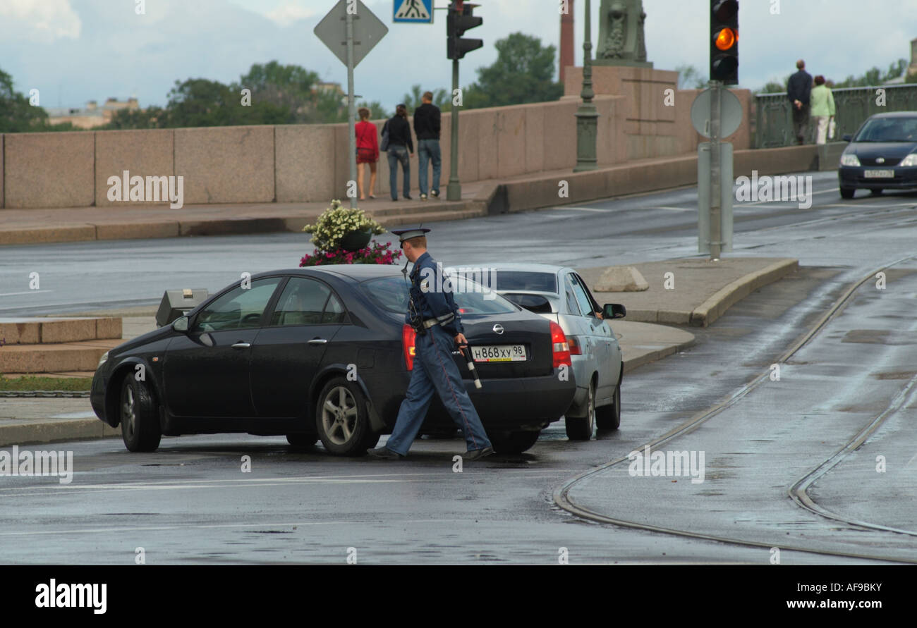 Agent de la circulation avec la baton de la vérification d'une Russie voiture Nissan.St Petersburg Banque D'Images