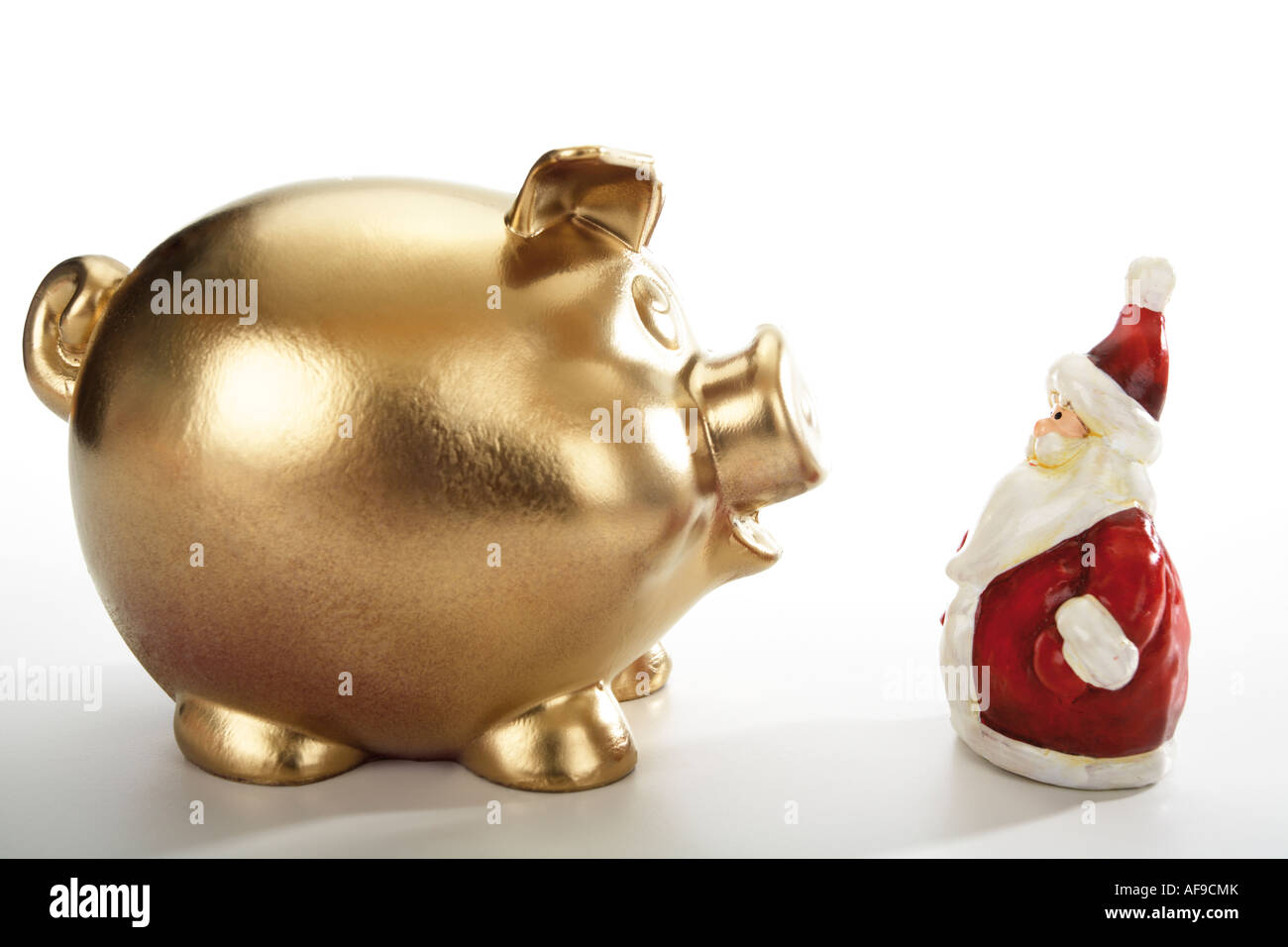 Golden piggy bank et santa claus figurine Banque D'Images