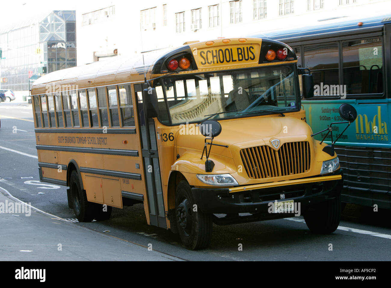 Autobus scolaire jaune garé sur le côté de la route new york city new york USA Banque D'Images