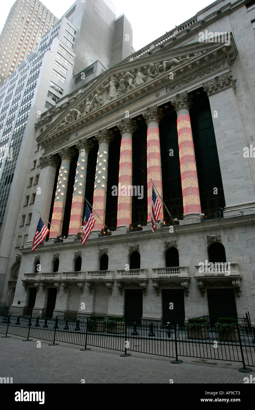 NYSE New York Stock Exchange en vacances de Noël lumières de fête du drapeau américain Wall street new york city new york USA Banque D'Images