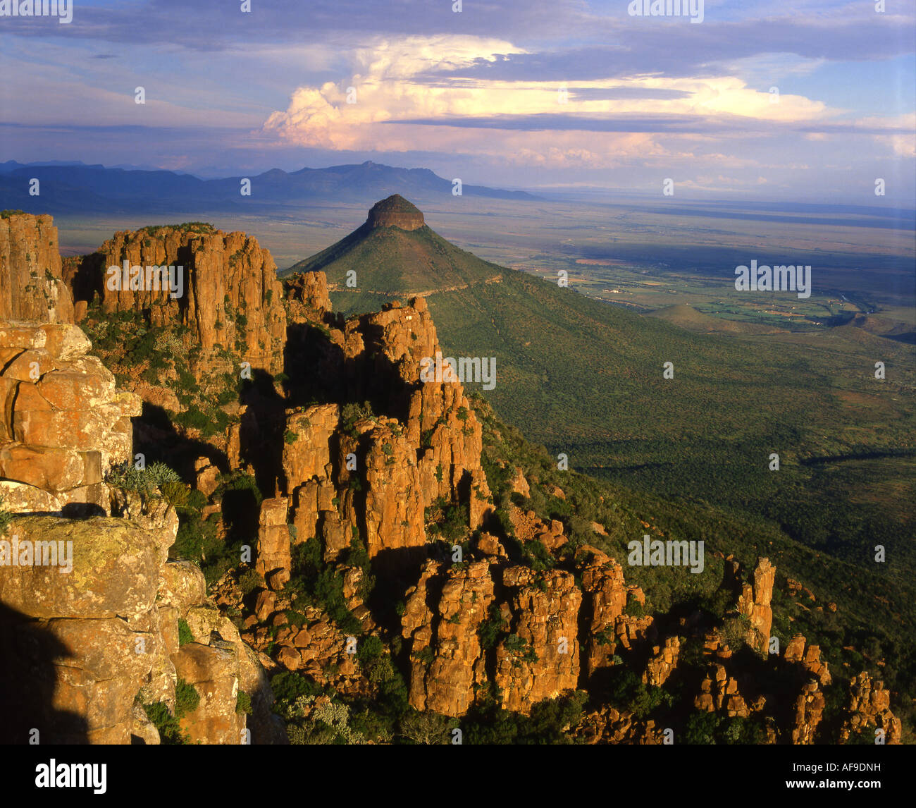 Une vue sur des falaises rocheuses (pinnacles dolérite) et une inselbeg dans la vallée de la désolation dans le Karoo, près de Graaf Reinet. Banque D'Images